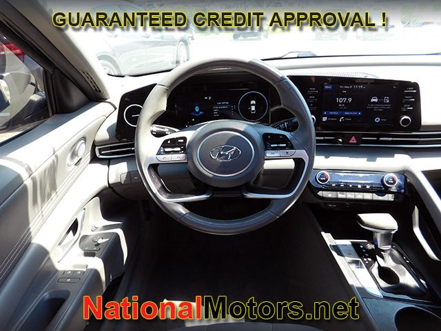Hyundai Elantra Vehicle Full-screen Gallery Image 10