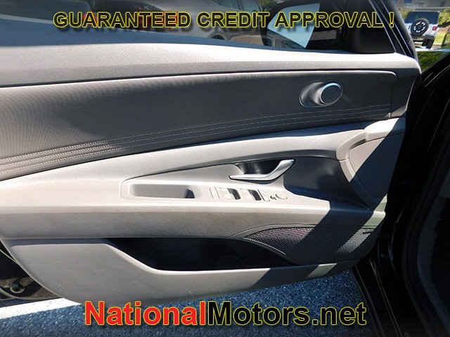 Hyundai Elantra Vehicle Full-screen Gallery Image 11