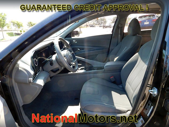 Hyundai Elantra Vehicle Full-screen Gallery Image 12