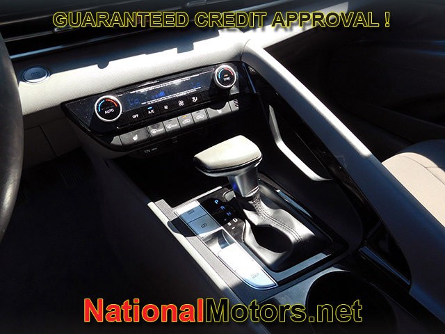 Hyundai Elantra Vehicle Full-screen Gallery Image 17