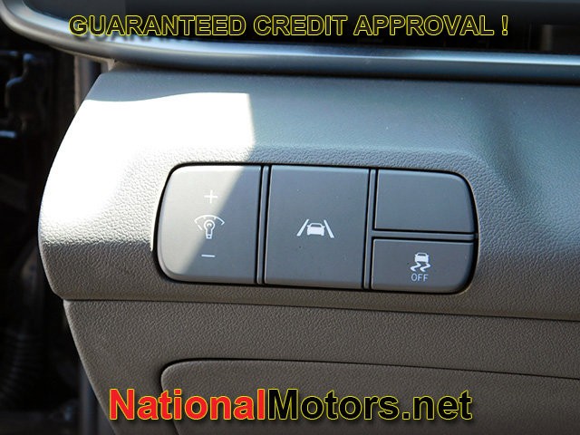 Hyundai Elantra Vehicle Full-screen Gallery Image 20