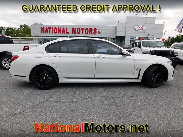 BMW 7 Series Vehicle Full-screen Gallery Image 04
