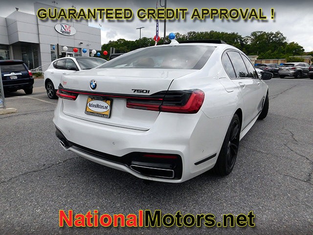 BMW 7 Series Vehicle Full-screen Gallery Image 05