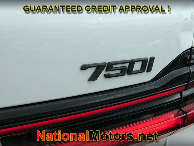 BMW 7 Series Vehicle Full-screen Gallery Image 06