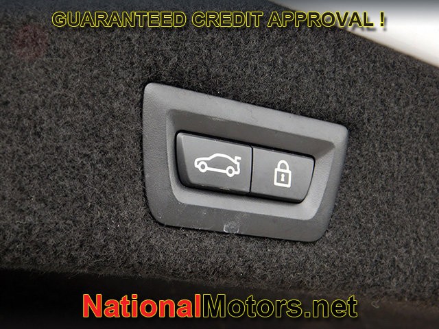 BMW 7 Series Vehicle Full-screen Gallery Image 08