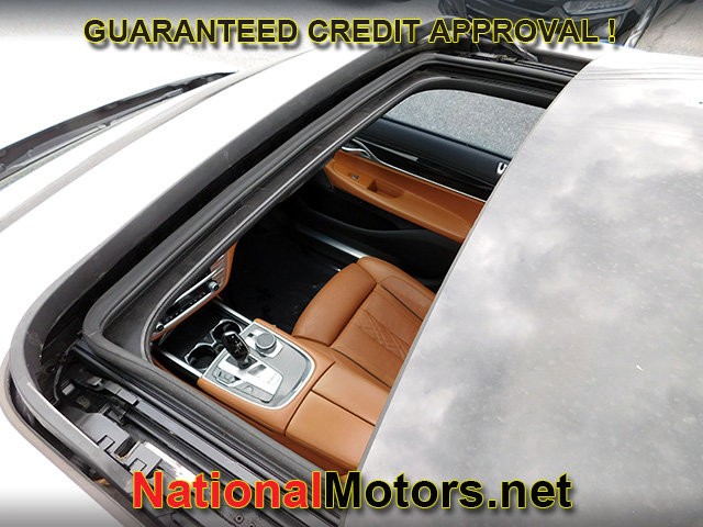 BMW 7 Series Vehicle Full-screen Gallery Image 09
