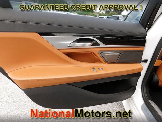 BMW 7 Series Vehicle Full-screen Gallery Image 10