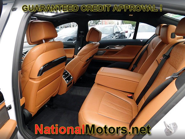BMW 7 Series Vehicle Full-screen Gallery Image 11
