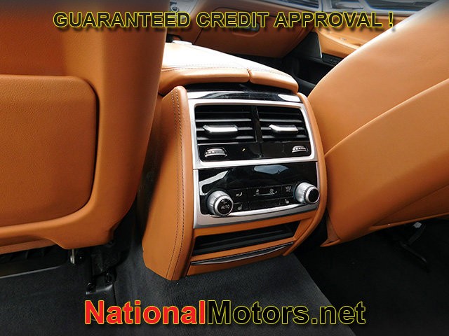 BMW 7 Series Vehicle Full-screen Gallery Image 12