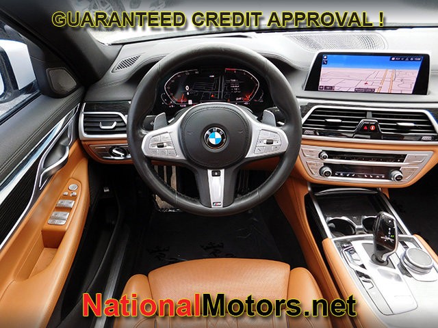 BMW 7 Series Vehicle Full-screen Gallery Image 13
