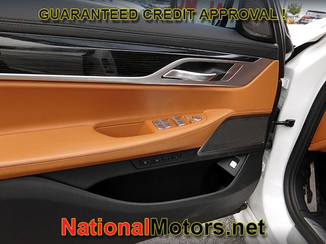 BMW 7 Series Vehicle Full-screen Gallery Image 15
