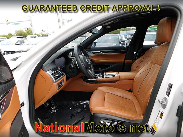 BMW 7 Series Vehicle Full-screen Gallery Image 16