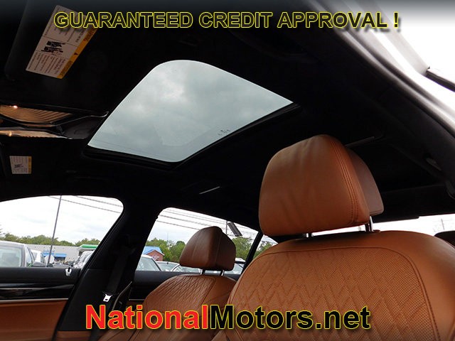 BMW 7 Series Vehicle Full-screen Gallery Image 17