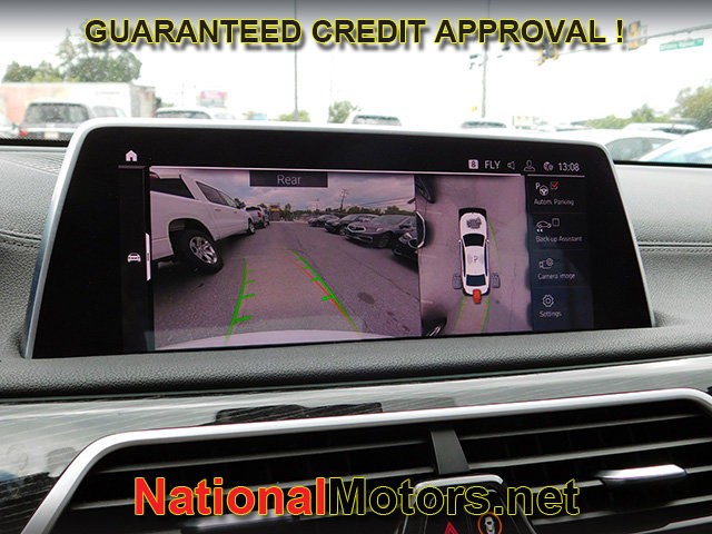 BMW 7 Series Vehicle Full-screen Gallery Image 19