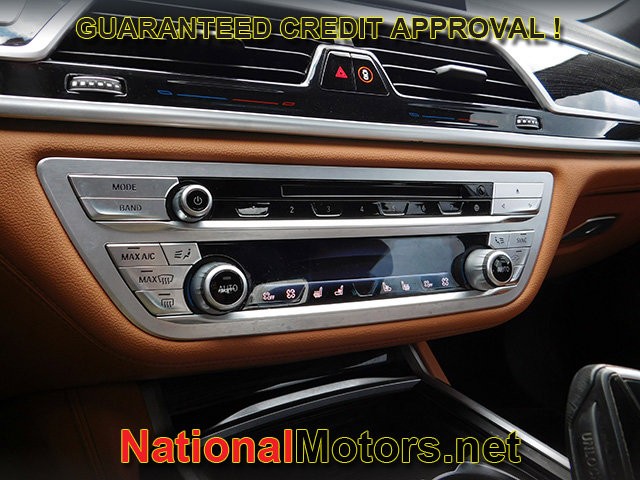 BMW 7 Series Vehicle Full-screen Gallery Image 20