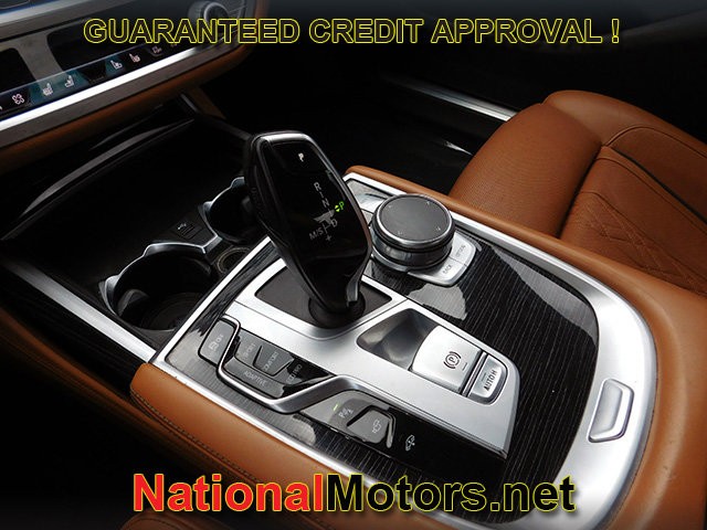 BMW 7 Series Vehicle Full-screen Gallery Image 21