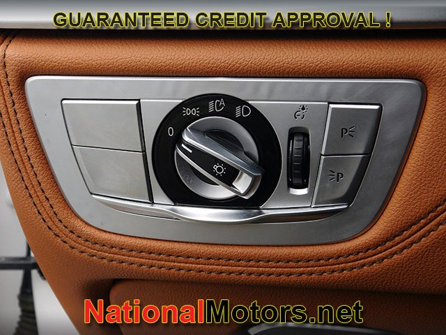 BMW 7 Series Vehicle Full-screen Gallery Image 25