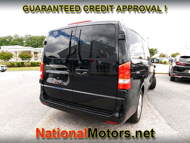 Mercedes-Benz Metris Passenger Van Vehicle Full-screen Gallery Image 04