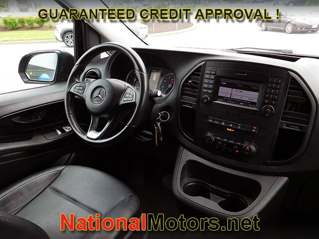 Mercedes-Benz Metris Passenger Van Vehicle Full-screen Gallery Image 09