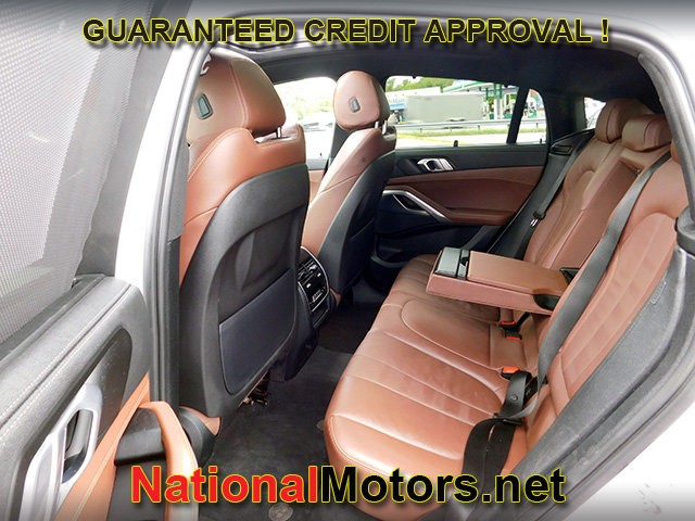 BMW X6 Vehicle Full-screen Gallery Image 11