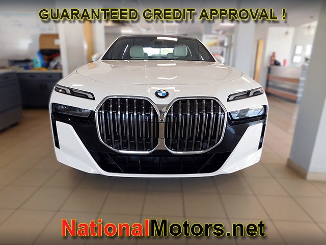 BMW 7 Series Vehicle Full-screen Gallery Image 03