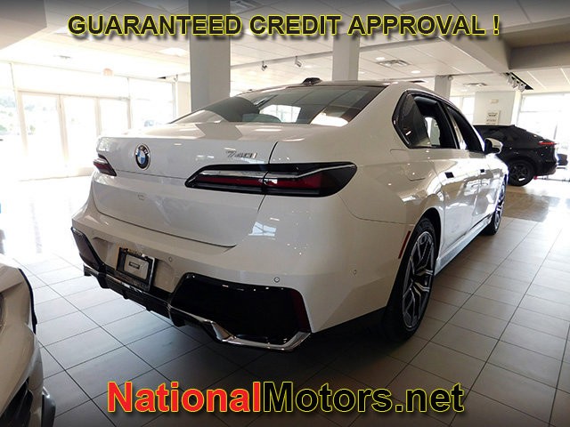 BMW 7 Series Vehicle Full-screen Gallery Image 04