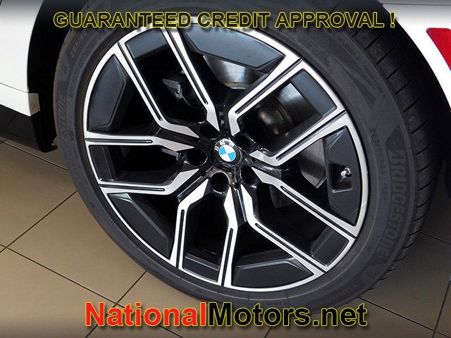 BMW 7 Series Vehicle Full-screen Gallery Image 06