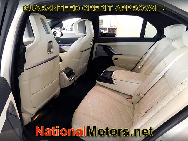 BMW 7 Series Vehicle Full-screen Gallery Image 10
