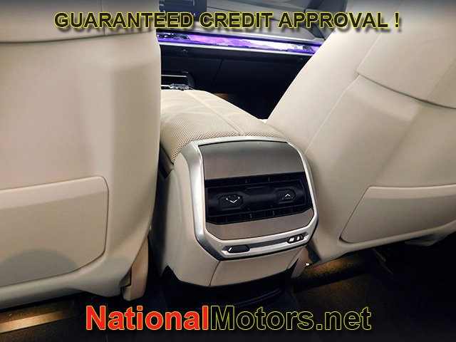 BMW 7 Series Vehicle Full-screen Gallery Image 11