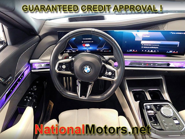 BMW 7 Series Vehicle Full-screen Gallery Image 12