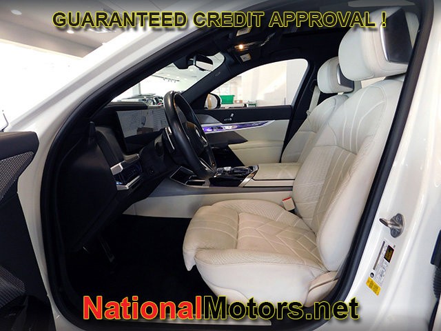 BMW 7 Series Vehicle Full-screen Gallery Image 15
