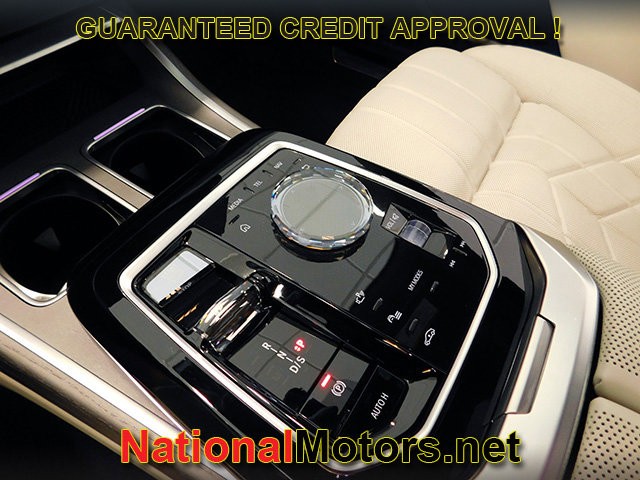 BMW 7 Series Vehicle Full-screen Gallery Image 19