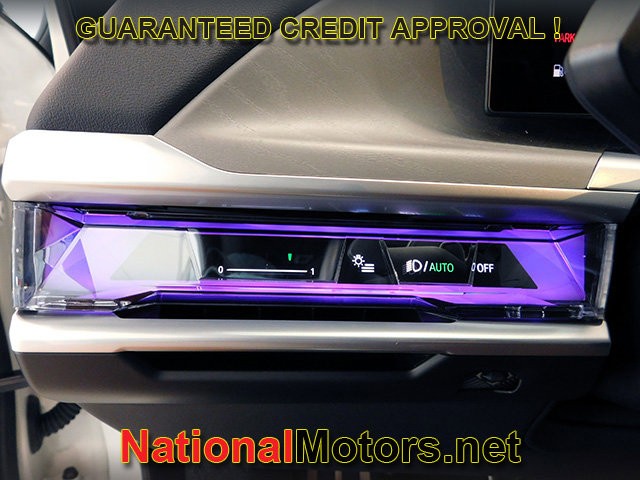 BMW 7 Series Vehicle Full-screen Gallery Image 24
