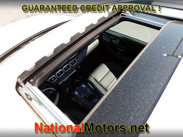 Mercedes-Benz GLE Vehicle Full-screen Gallery Image 09