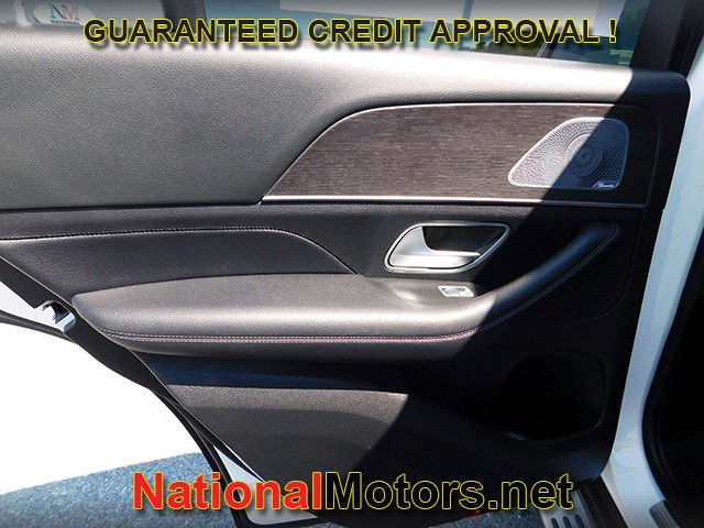 Mercedes-Benz GLE Vehicle Full-screen Gallery Image 12