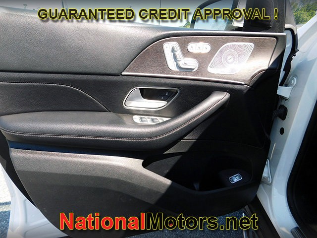 Mercedes-Benz GLE Vehicle Full-screen Gallery Image 16
