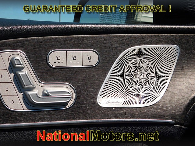 Mercedes-Benz GLE Vehicle Full-screen Gallery Image 17