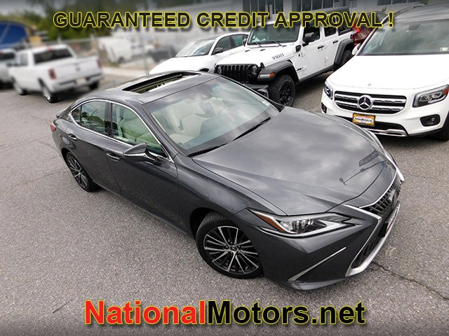 Lexus ES Vehicle Full-screen Gallery Image 02