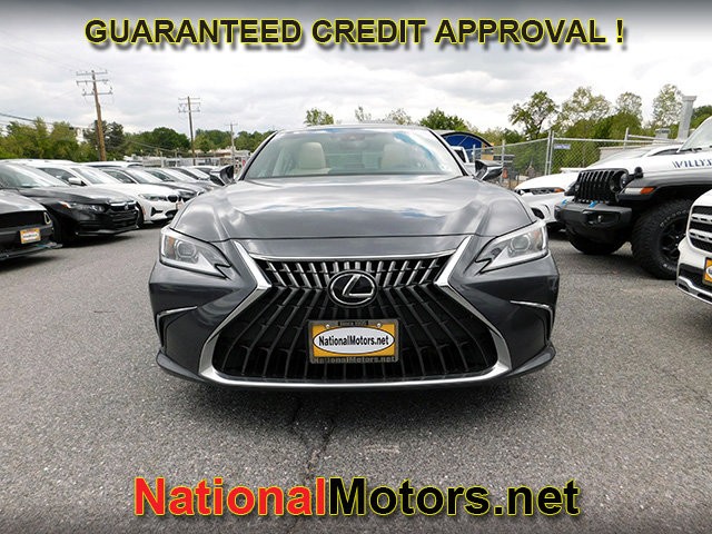 Lexus ES Vehicle Full-screen Gallery Image 03