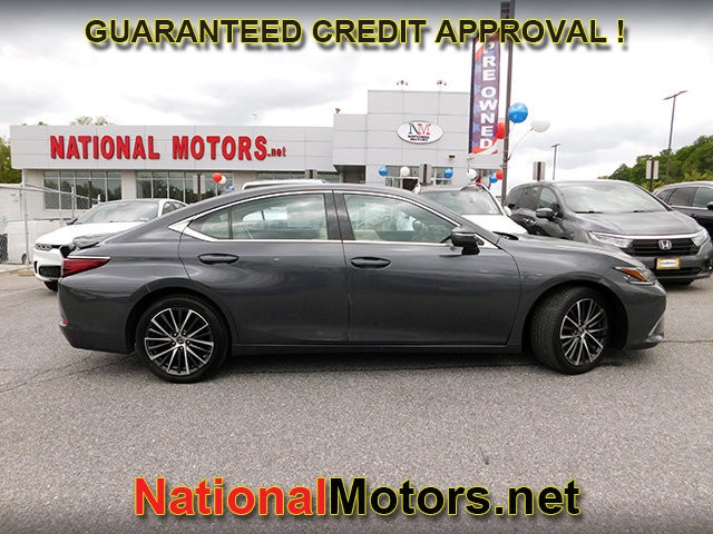 Lexus ES Vehicle Full-screen Gallery Image 04