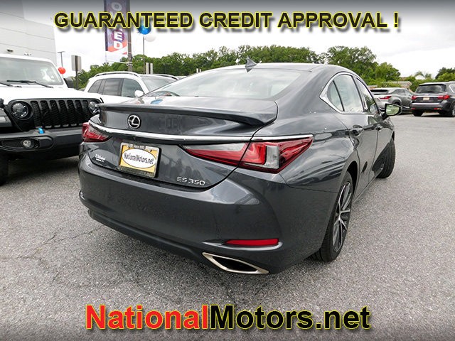 Lexus ES Vehicle Full-screen Gallery Image 05