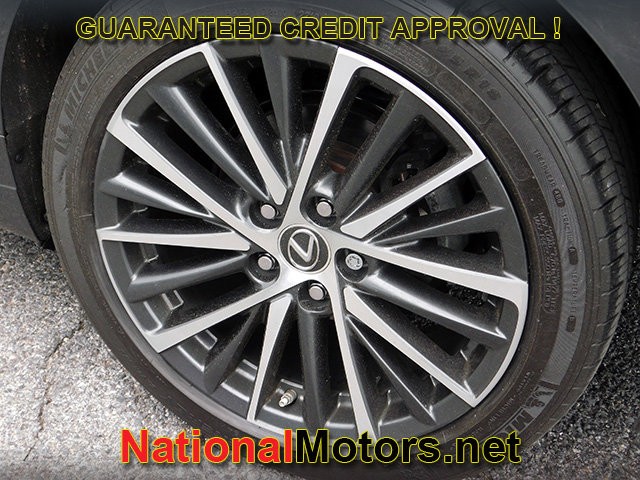 Lexus ES Vehicle Full-screen Gallery Image 06