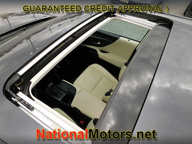 Lexus ES Vehicle Full-screen Gallery Image 07