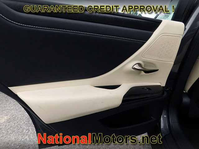 Lexus ES Vehicle Full-screen Gallery Image 09