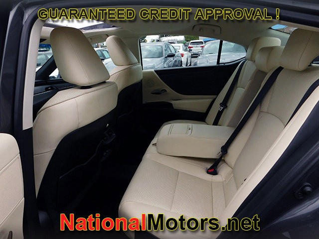 Lexus ES Vehicle Full-screen Gallery Image 10