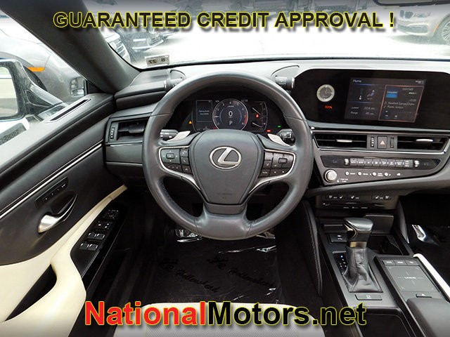 Lexus ES Vehicle Full-screen Gallery Image 12