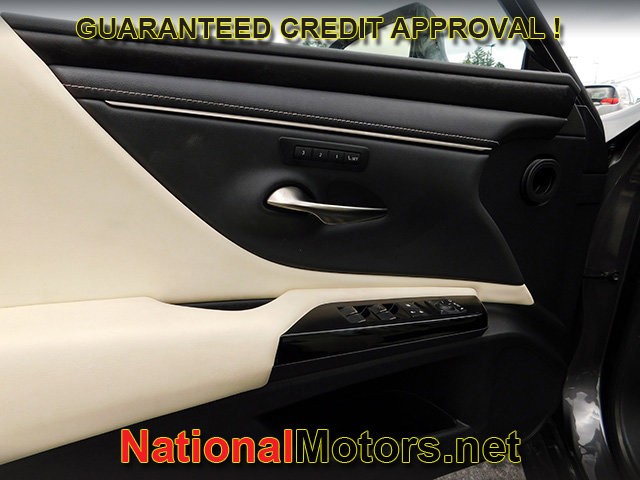 Lexus ES Vehicle Full-screen Gallery Image 14