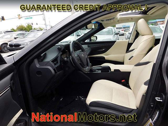 Lexus ES Vehicle Full-screen Gallery Image 16