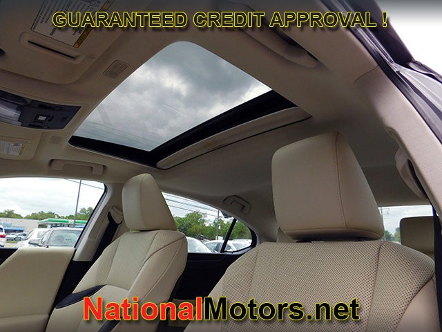 Lexus ES Vehicle Full-screen Gallery Image 17