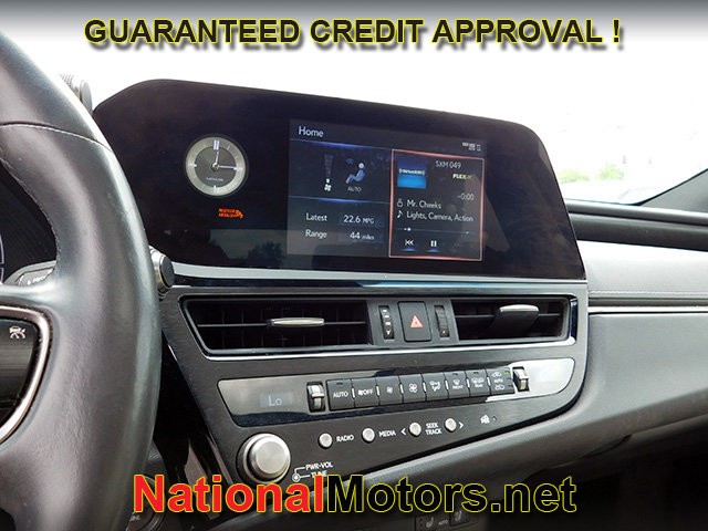 Lexus ES Vehicle Full-screen Gallery Image 18